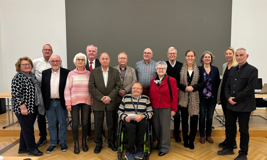 Foto: Stadt Hof Auf dem Foto sind die elf Mitglieder des Seniorenrates zu sehen. Neben ihnen stehen die Oberbürgermeisterin und Vertreter der Stadtverwaltung.